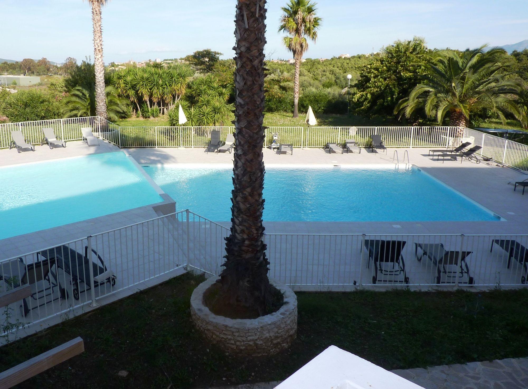 Adonis Saint Florent Bagian luar foto