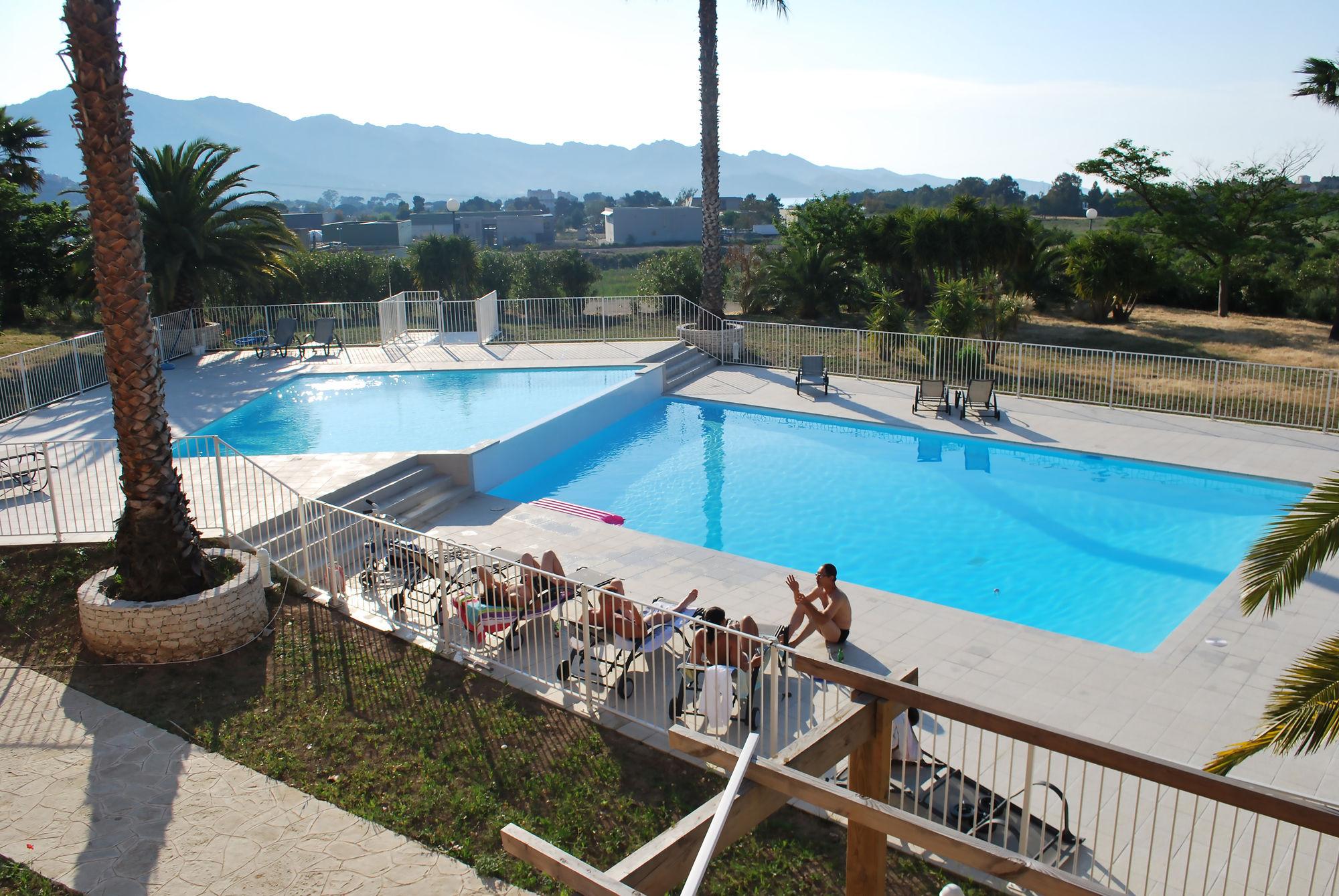 Adonis Saint Florent Bagian luar foto
