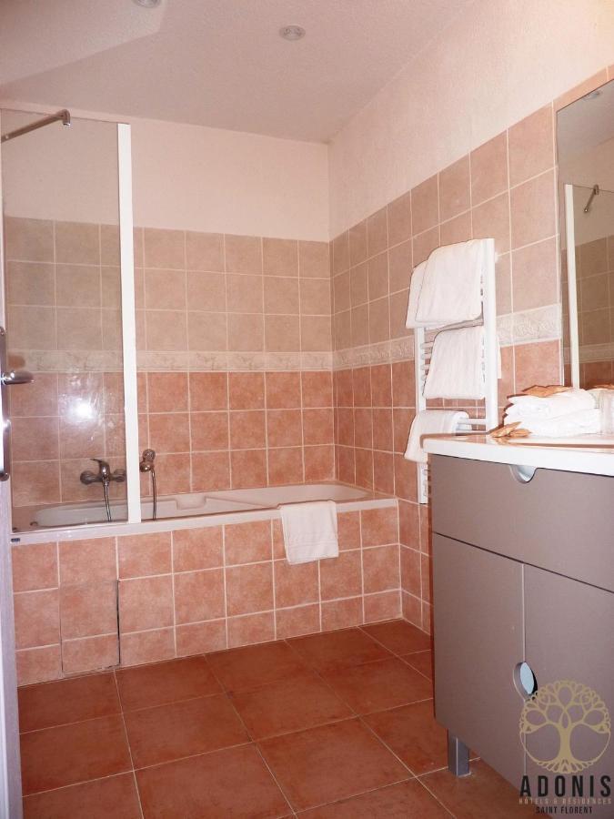 Adonis Saint Florent Bagian luar foto